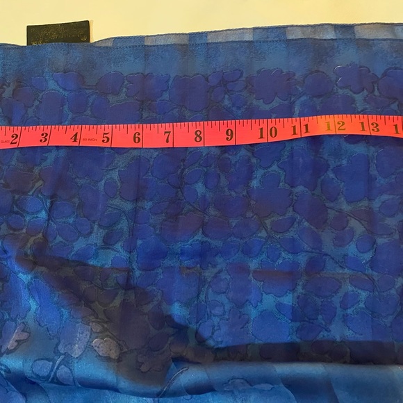 This beautiful rectangular scarf has an Ombré colour pallet. - Picture 4 of 4